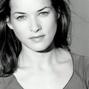 تصویر هنرمند Nicole DeHuff