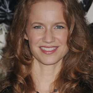 تصویر هنرمند Laura Cayouette