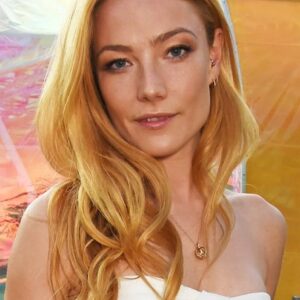 تصویر هنرمند Clara Paget