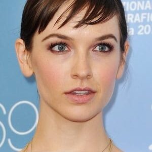 تصویر هنرمند Hallie Elizabeth Newton