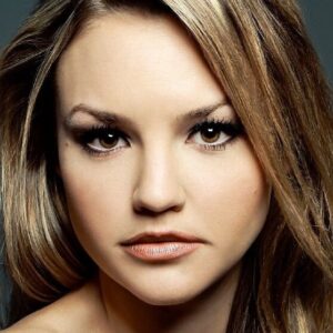 تصویر هنرمند Alexandra Begg