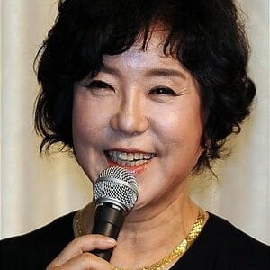 تصویر هنرمند Uhm Yoo-shin