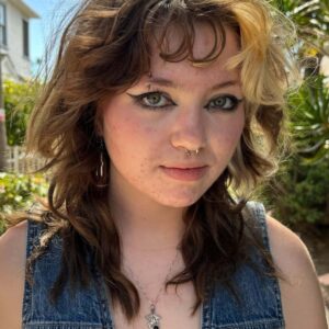 تصویر هنرمند Claire Geare