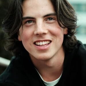 تصویر هنرمند Amos Brotherus