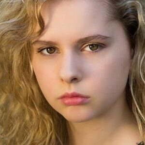 تصویر هنرمند Chloe Roe