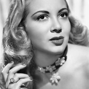 تصویر هنرمند Monica Lewis