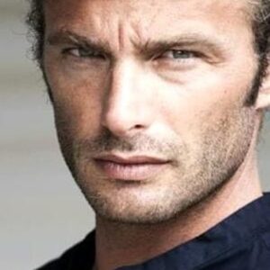 Photo of artist Simon Grechi