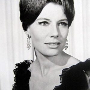 Photo of artist Jacqueline Beer