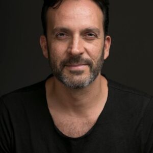 Photo of artist Antonio de la Vega