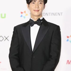 Photo of artist Park Geon-il