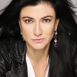 Photo of artist Leticia Huijara