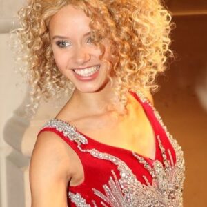 Photo of artist Taynara Wolf