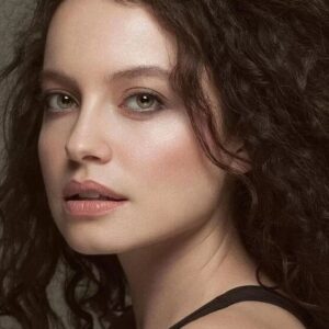 Photo of artist Gizem Arıkan