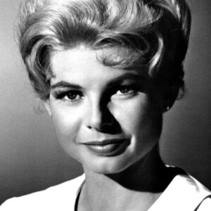 Photo of artist Mary Peach