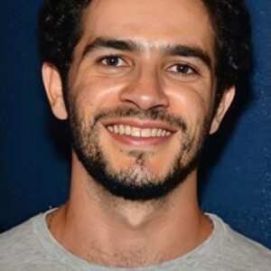 Photo of artist Vinícius de Oliveira