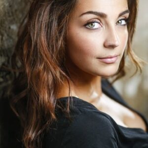 Photo of artist Nikki Runeckles