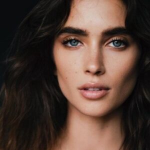 Photo of artist Elisha Herbert