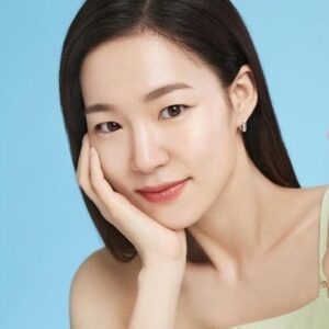 Photo of artist Han Yeri