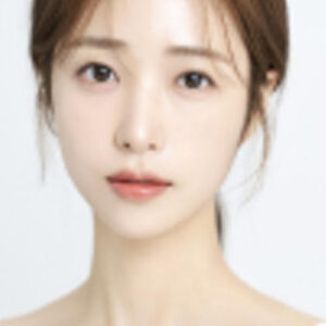 Photo of artist Lee Ci-El