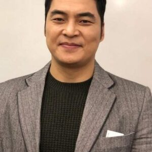 Photo of artist Kim Yong-woon