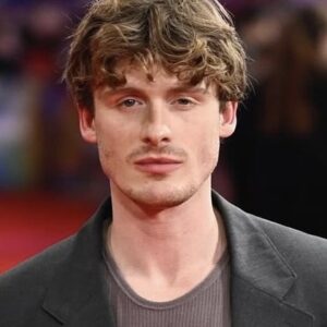 تصویر هنرمند Giles Surridge